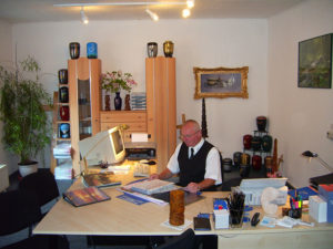 Herr Meinel in seinem Büro - am Schreibtisch.